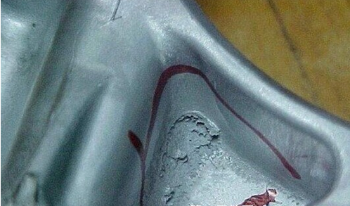 鋁壓鑄過(guò)程中鑄件表面上會(huì)有摩擦燒蝕的情況是怎么回事？